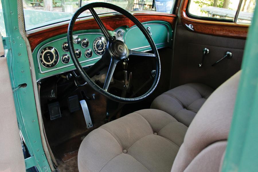 Интерьер Cadillac V12 370-C Limousine by Fleetwood (5475) 1933 года  (фото 6 из 9)